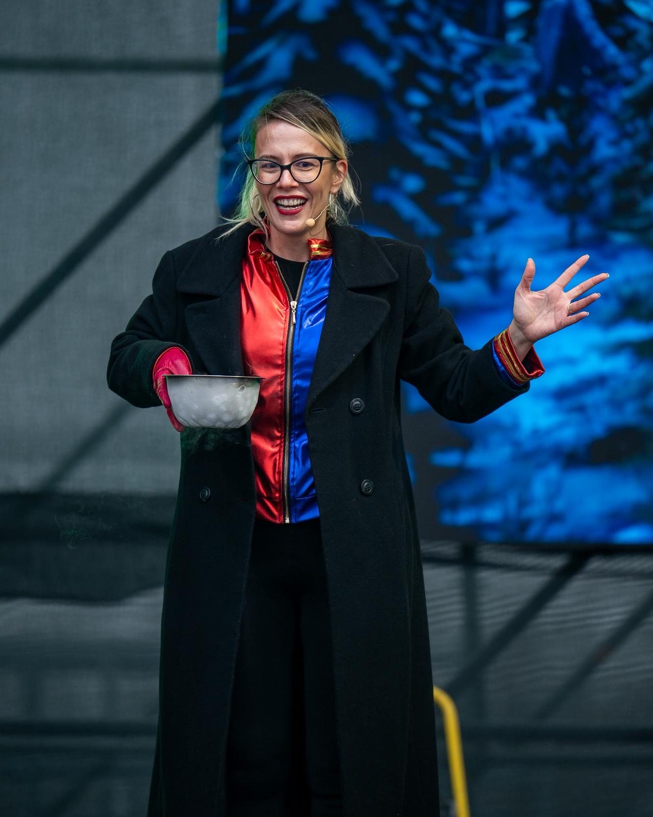 Florentina Baloș în show-ul cu nori de gheață carbonică, zâmbind, cu un bol din care curg nori