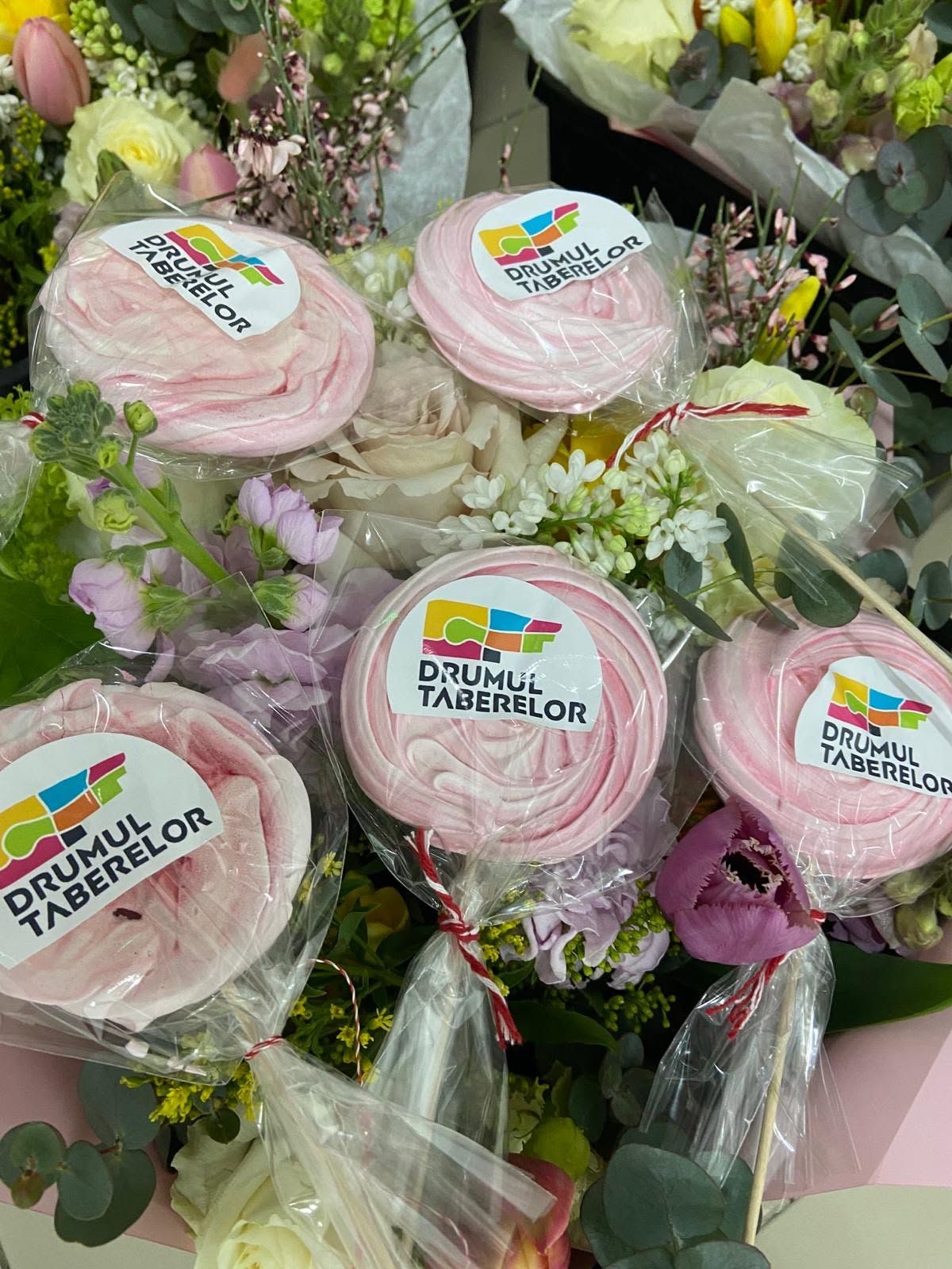 Acadele cu logo-ul Drumul Taberelor, pregătite ca mici cadouri pentru vizitatori