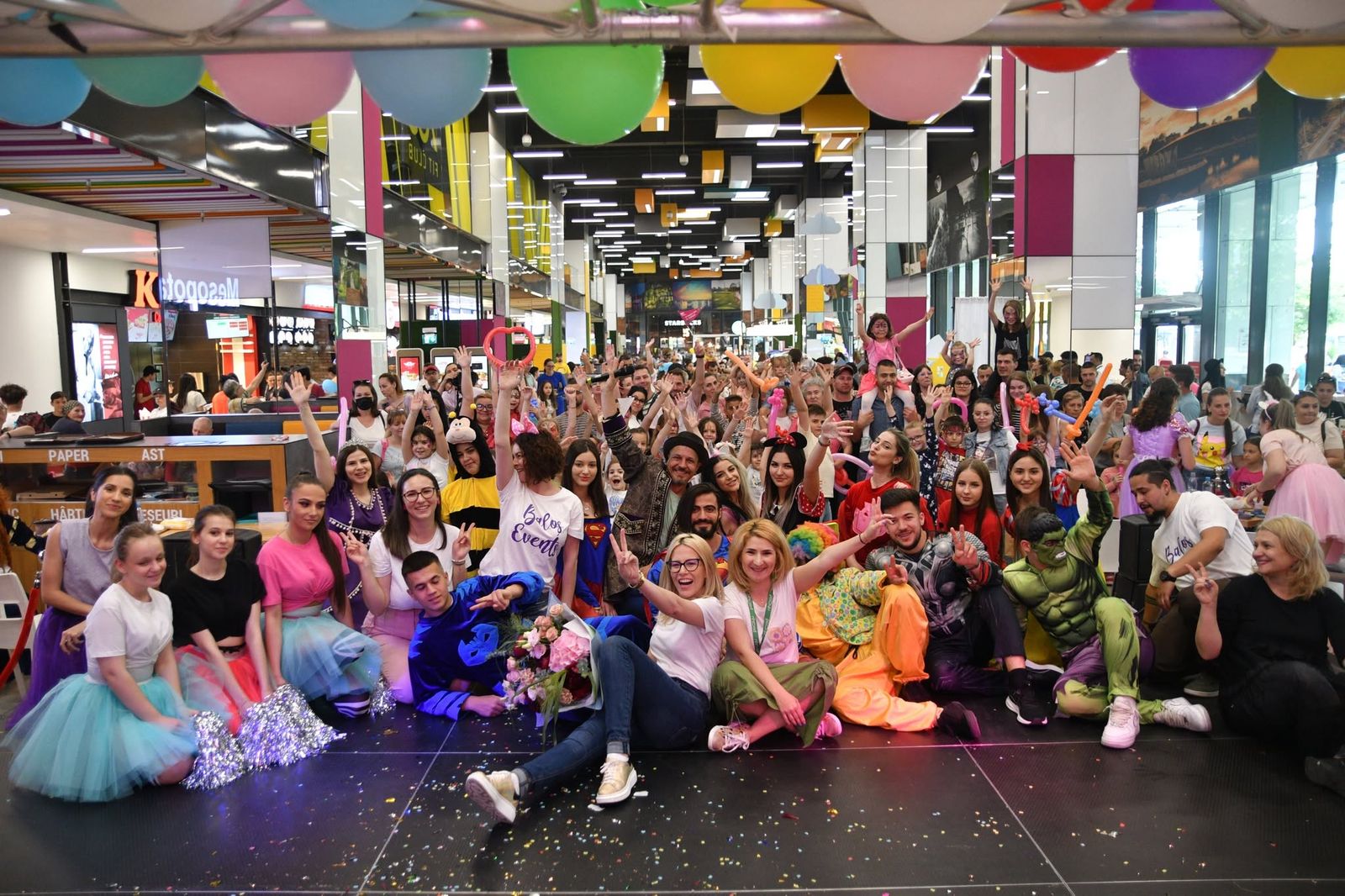 Echipa B.E.A. și personajele, în poza de final cu publicul unui eveniment din centrul comercial
