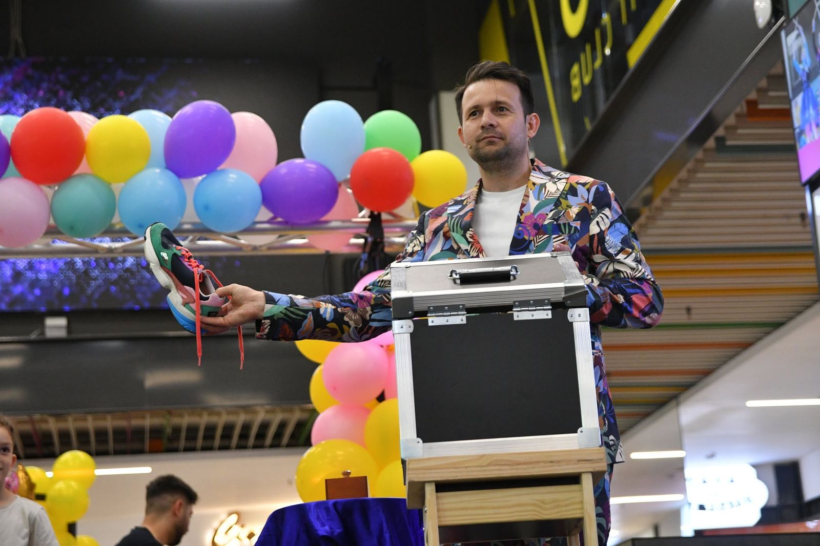 Magician în timpul unui număr pe scenă