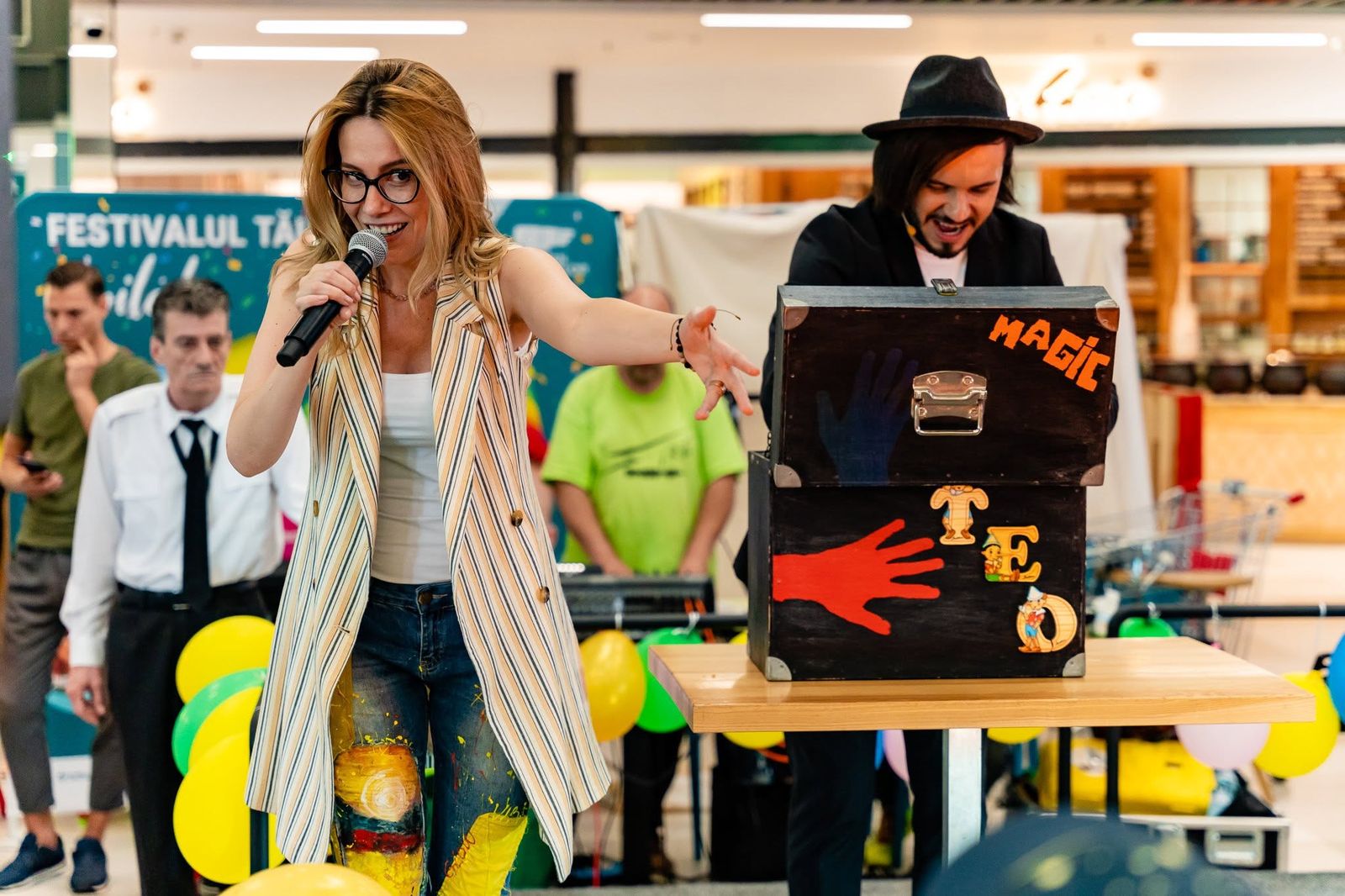 Florentina Baloș ca MC, alături de un magician, pe scena din galerie