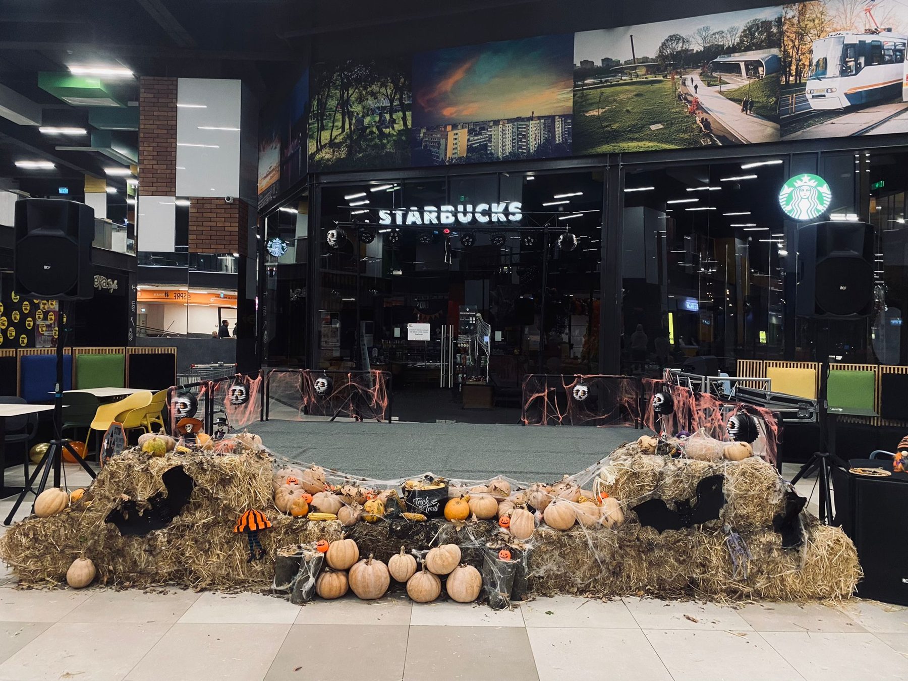 Scenă de Halloween cu baloți de paie, dovleci și lilieci