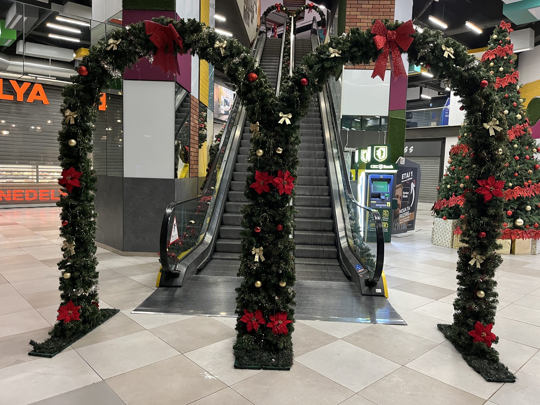 Arcade de brad cu funde roșii la scările rulante